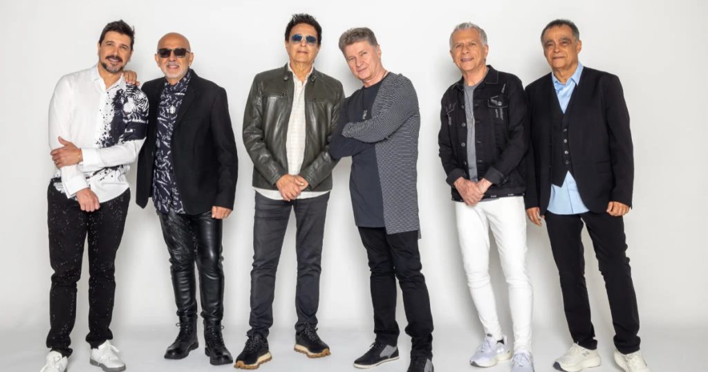 integrantes da roupa nova posando em um fundo branco