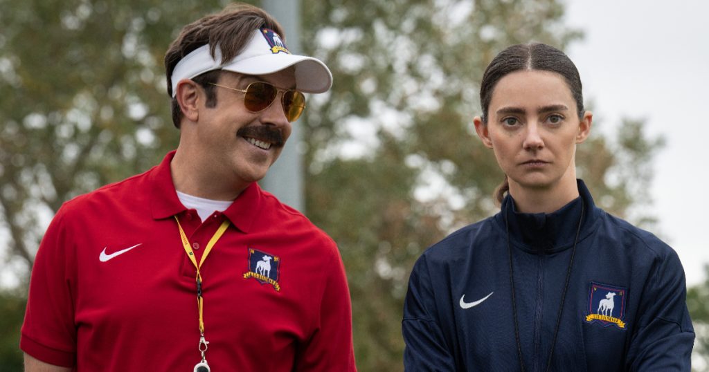 personagens ted lasso e alice chilton em cena da série ted lasso