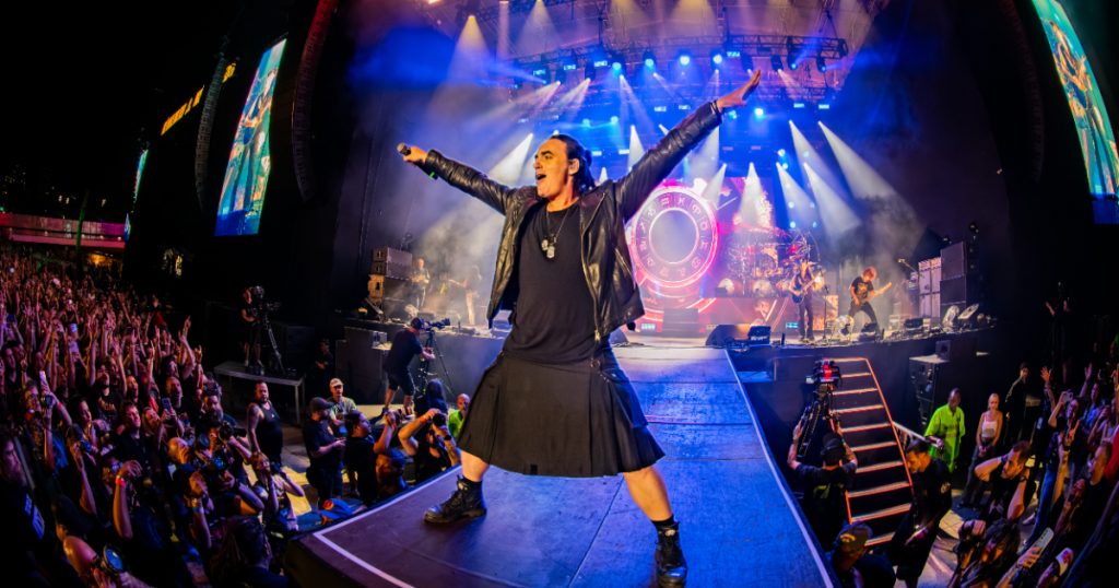 banda angra fazendo show em palco