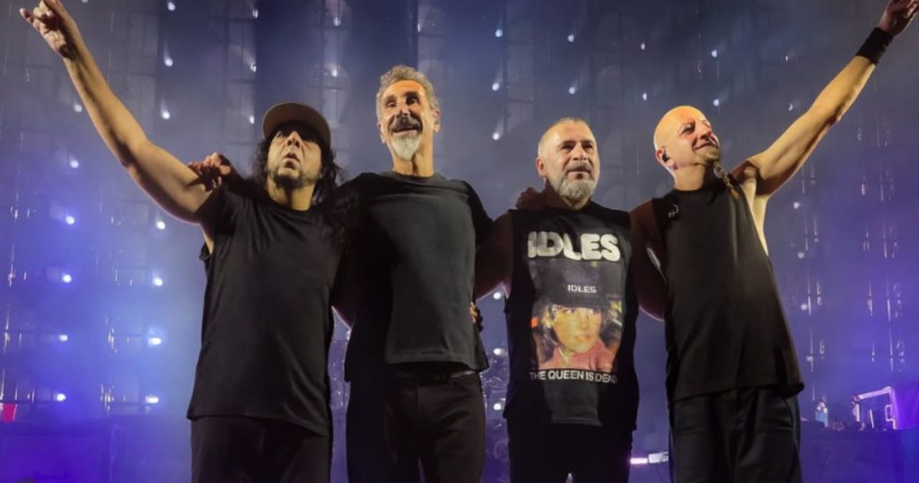 integrantes da banda system of a down se abraçando no palco