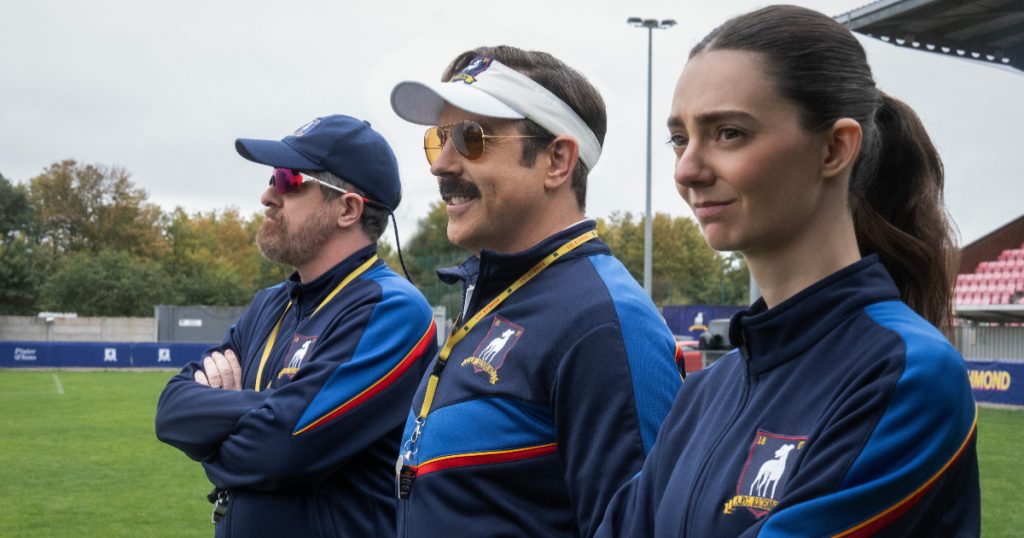 brendan hunt, jason sudeikis e tanya reynolds em cena da série ted lasso