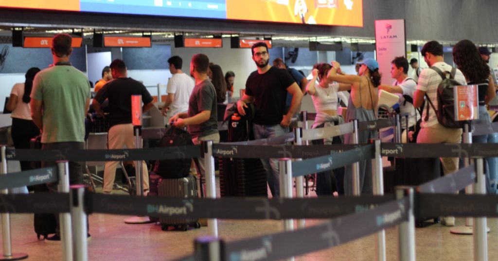 pessoas fazendo check-in no bh airport