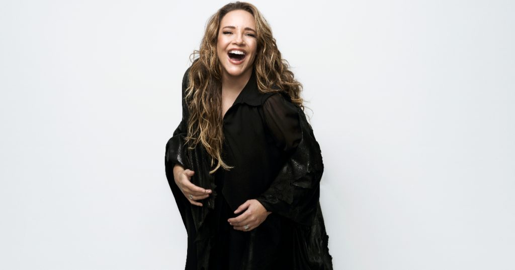 ana carolina sorrindo e com uma roupa preta