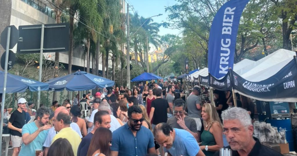 publico reunido no blues na praça