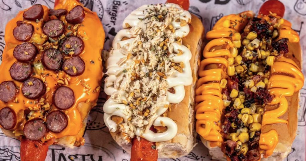 três cachorros-quentes de sabores diferentes