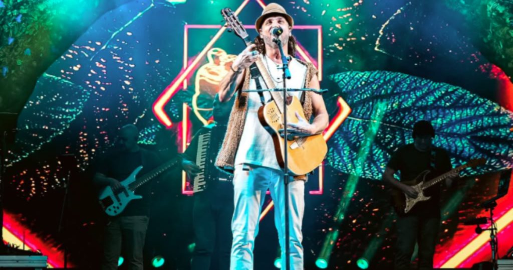 vocalista da banda falamansa cantando em show