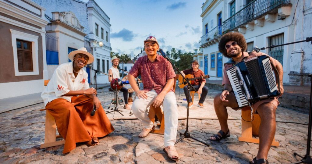 jota.pê joão gomes mestrinho e músicos posando para o projeto dominguinho