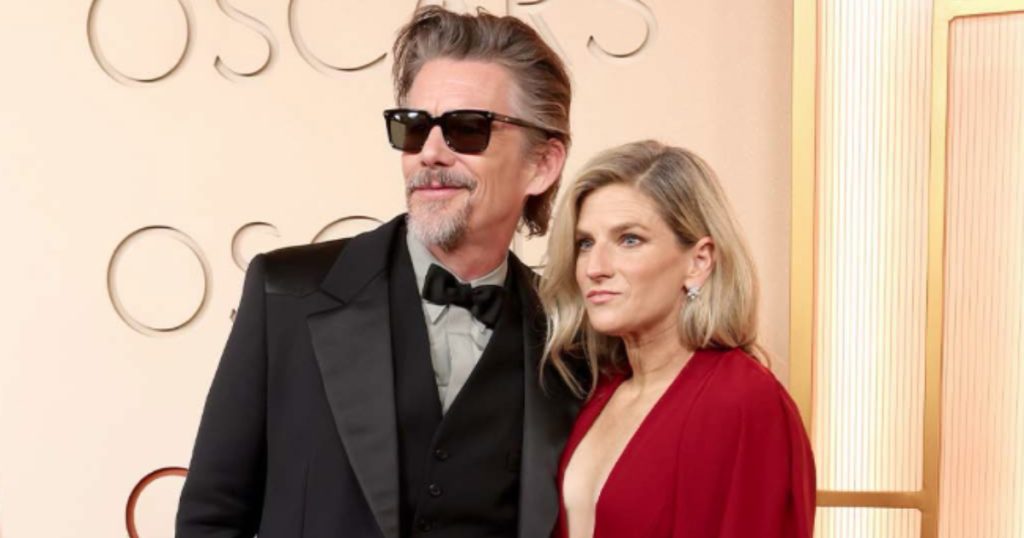 ethan e ryan hawke posando no tapete vermelho do oscar