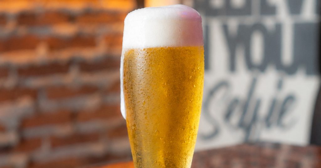 copo cheio de cerveja