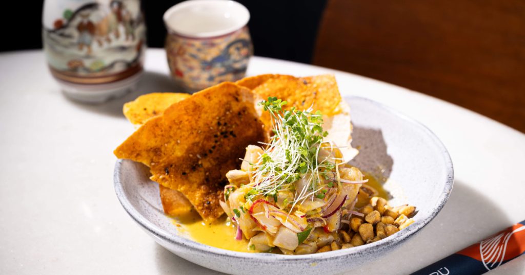 prato de ceviche sob a mesa