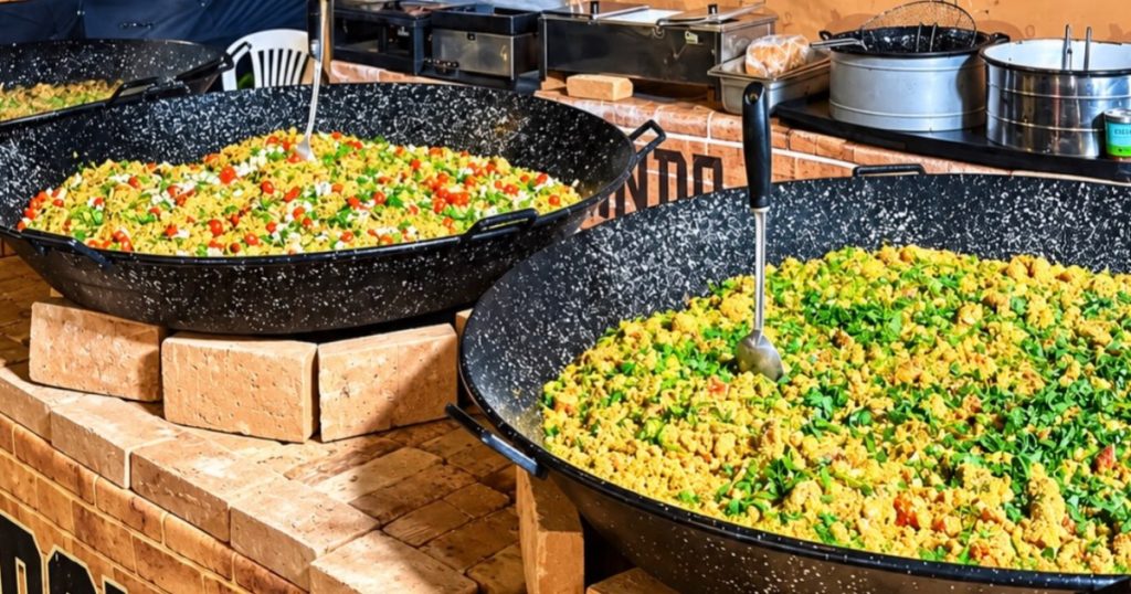 tachos de comidas no fogão a lenha