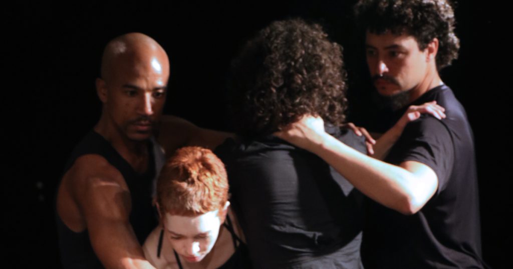 dançarinos da companhia de dança palácio das artes fazendo poses expressivas com o corpo
