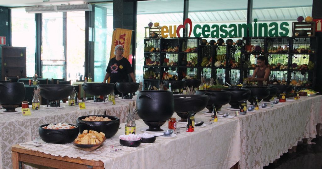 mesa com a feijoada do maranhão
