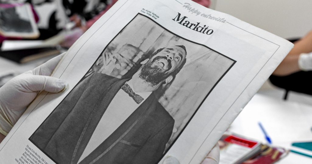 pessoa segurando jornal com markito na capa