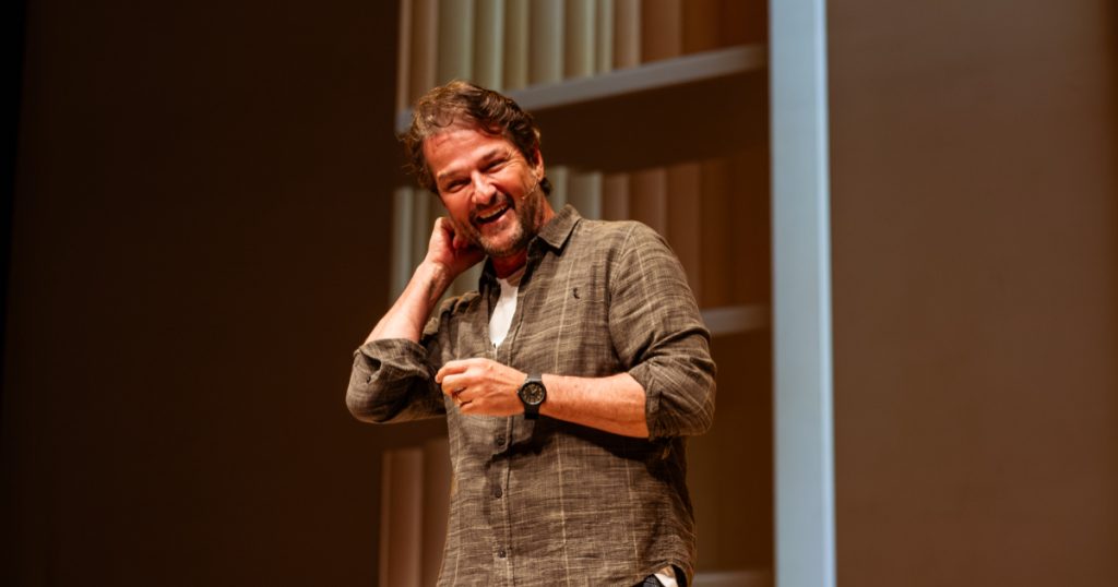marcelo serrado sorrindo no palco do espetáculo terapia