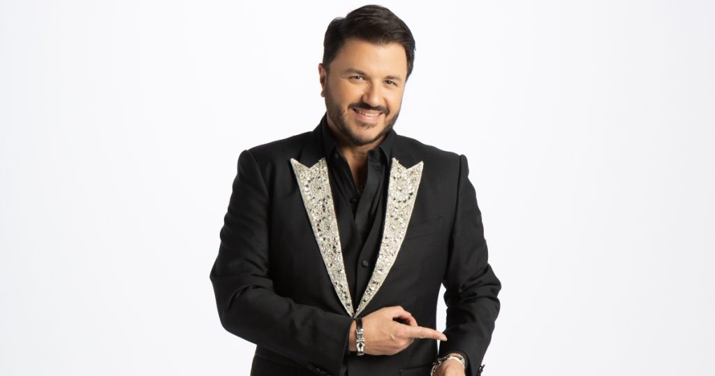 maurício manieri vestindo um paletó e sorrindo