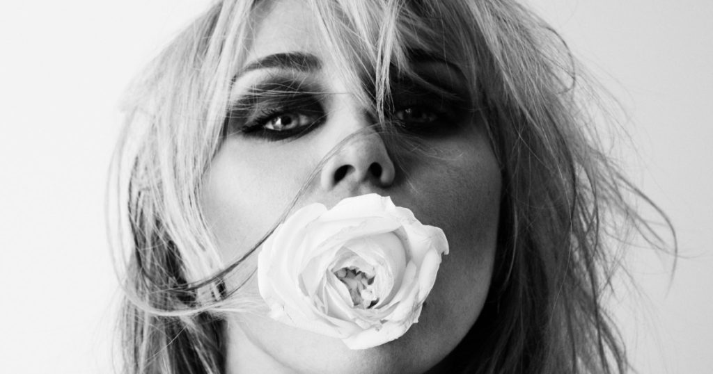 miley cyrus com uma rosa na boca para a capa do álbum bass persuades