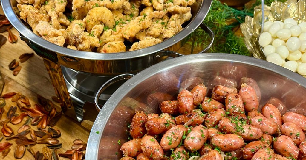 recipientes com torresmo, linguiça e ovo de codorna