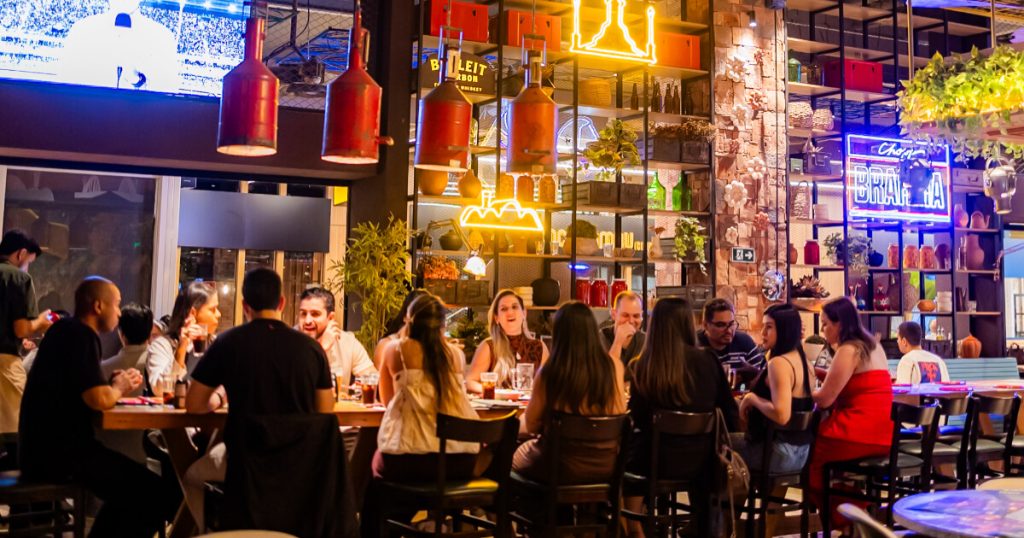 clientes em volta d mesa no restaurante cozinha beagá