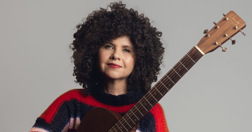 roberta campos segurando um violão