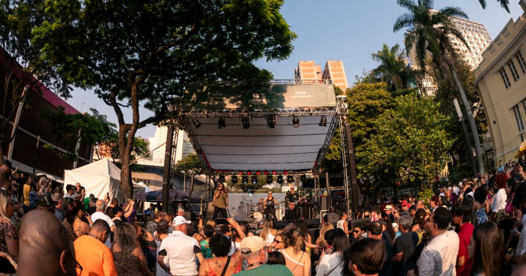 público em show na rua do mercado central