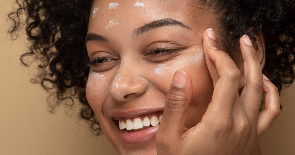 pessoa fazendo skincare