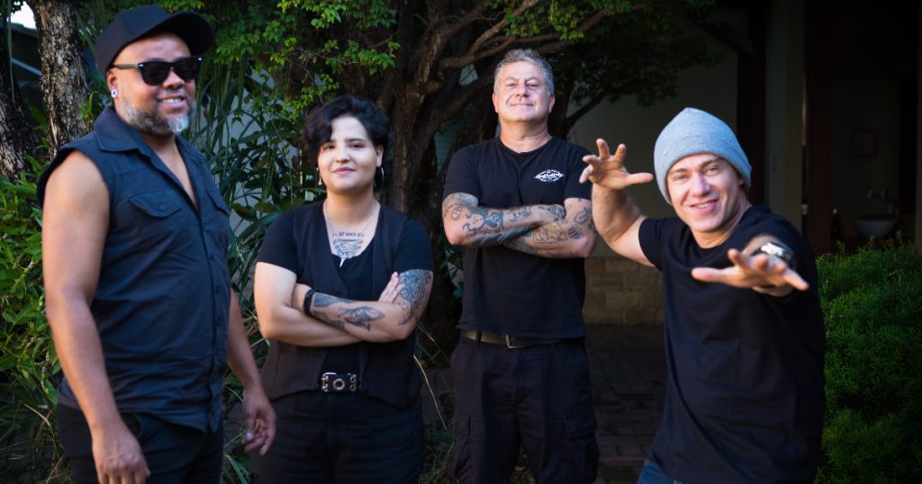 integrantes da banda tianastácia posando