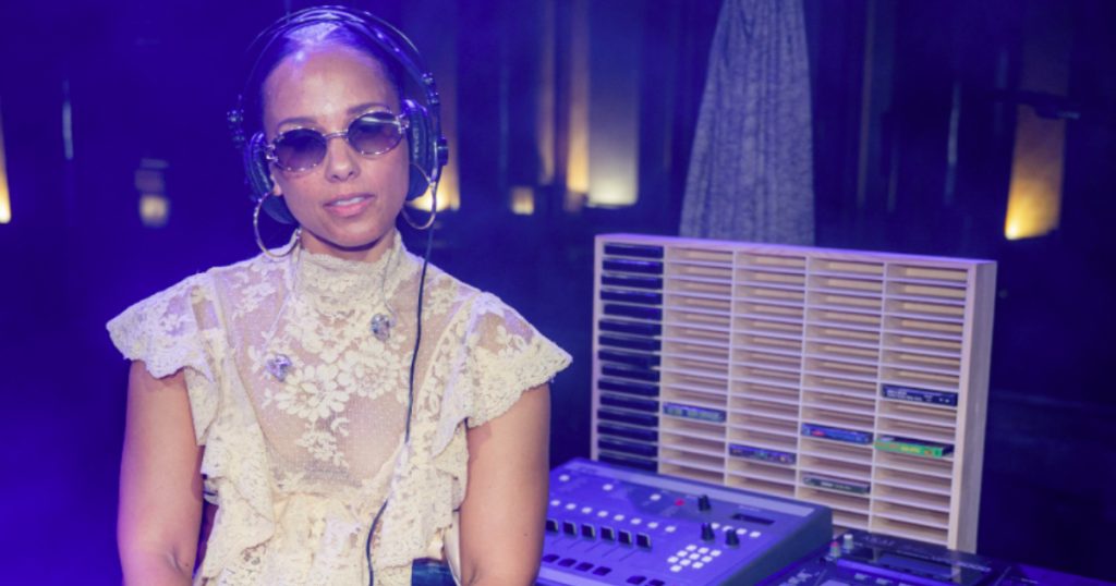 alicia keys em cenografia com seus equipamentos antigos