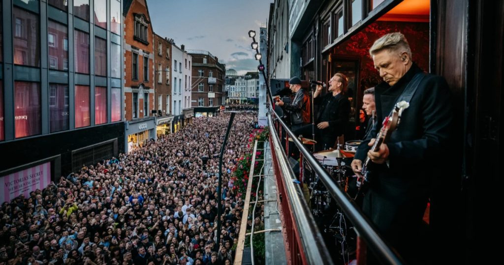 u2 se apresentando em uma sacada em dublin