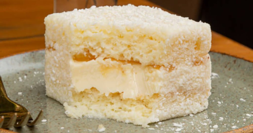 fatia de bolo gelado de coco