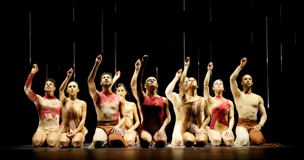 focus cia de dança apresentando o espetáculo bodas no palco