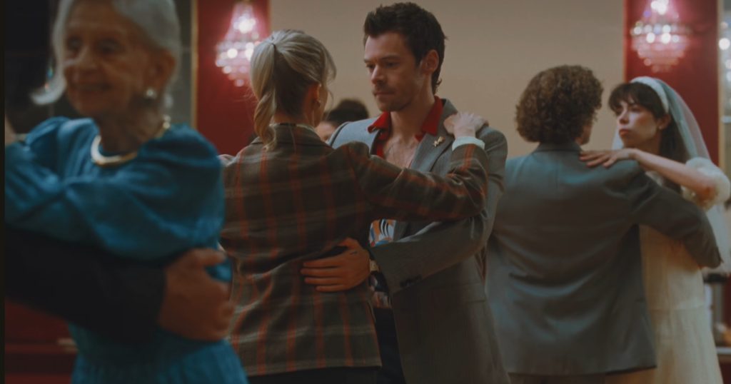 cena do clipe de coming up roses do harry styles