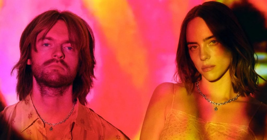 finneas e billie eilish posando para coleção com a john hardy