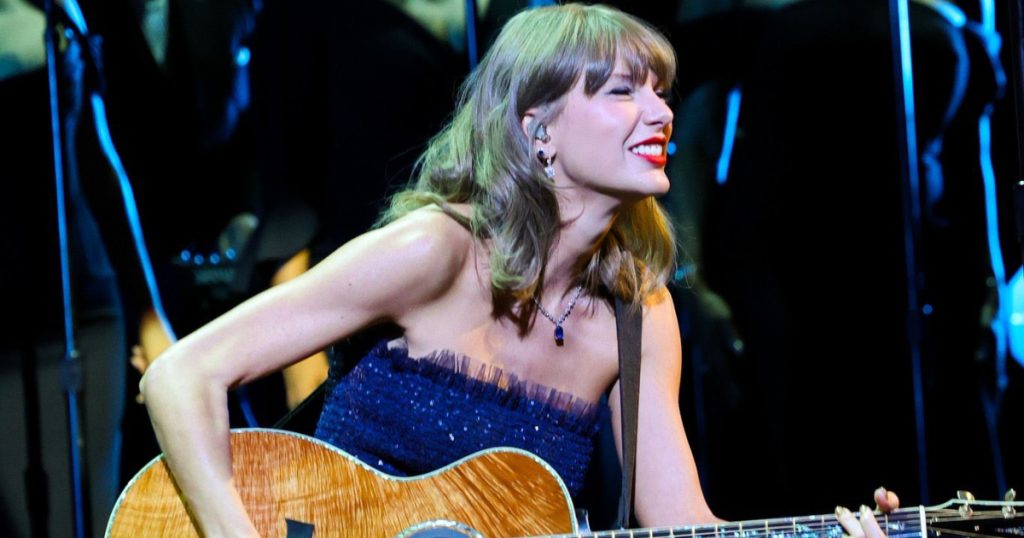 taylor swift se apresentando no palco do academy museum gala